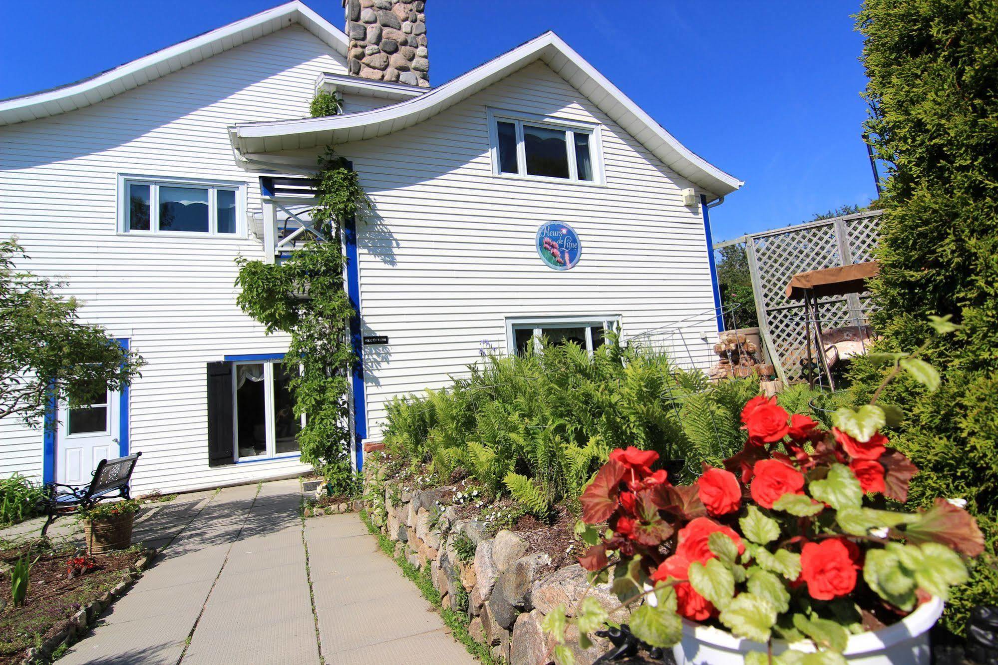 Auberge Fleurs De Lune La Malbaie Bagian luar foto